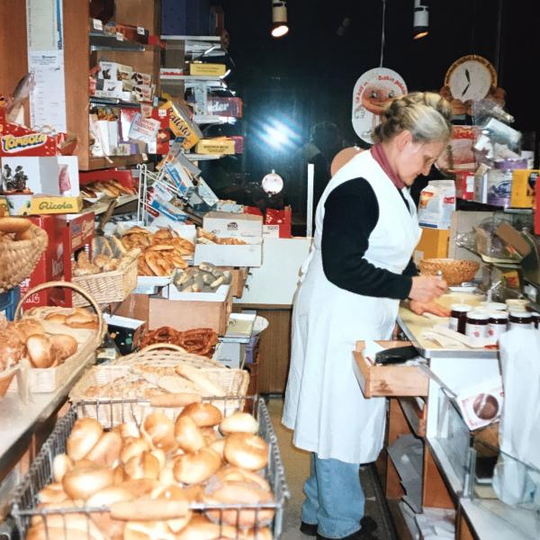 Verkaufsraum mit Felizitas D&uuml;nzl