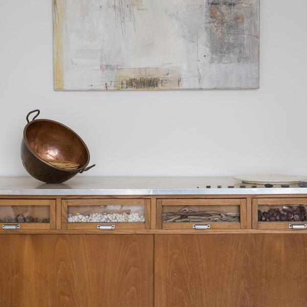 Vitrine und alter Kupferkessel