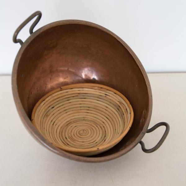 Kupferkessel und Brotkorb